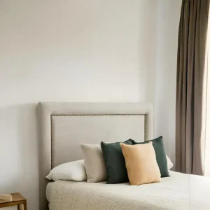 Respaldo Cama Moderno Tapizado Tachas Lucia - SILVINA C 2